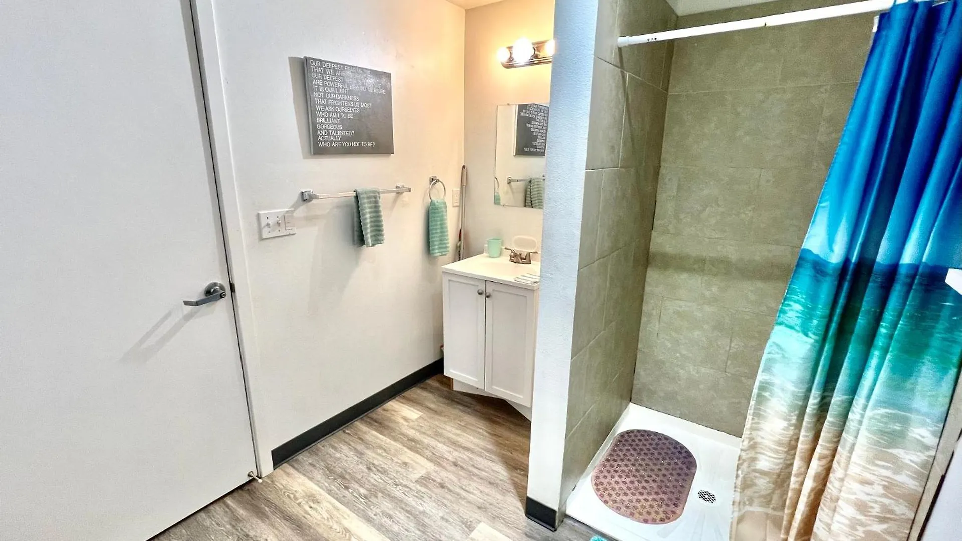 Private Room With Shared Bathroom With Another Unit, 10 Minutes Walk To University Of Washington Seattle